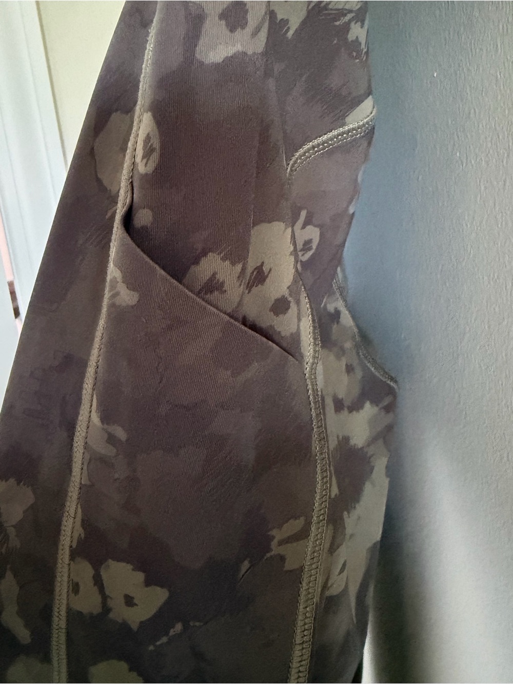 Vuori Stride Leggings Small Green Camo High Rise 7/8 Running Yoga Side Pocket - Picture 6 of 14